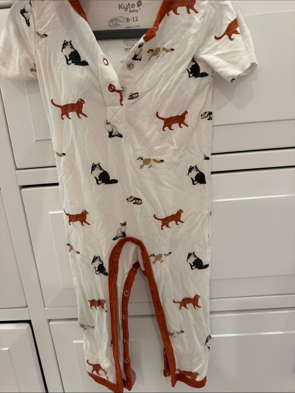 Kyte BABY Cream Cat Print Short-Sleeve Sleep Romper with Rust Trim